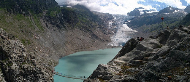 Dangerous beauties. Risks and opportunities of new lakes formed by melting glaciers