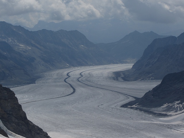 Glacier retreat triggers landslide response 