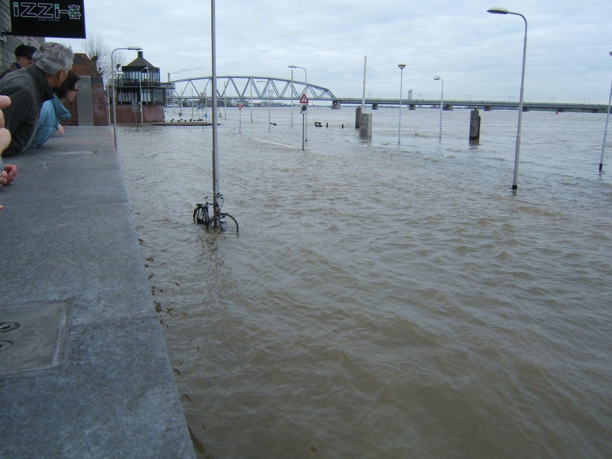 Mixing signals of different catchments blurs climate-related trends in river floods