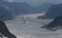 Glacier retreat triggers landslide response 