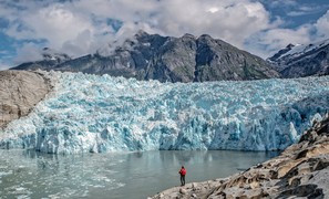 Flood hazard of ice-dammed lakes at melting glaciers is decreasing